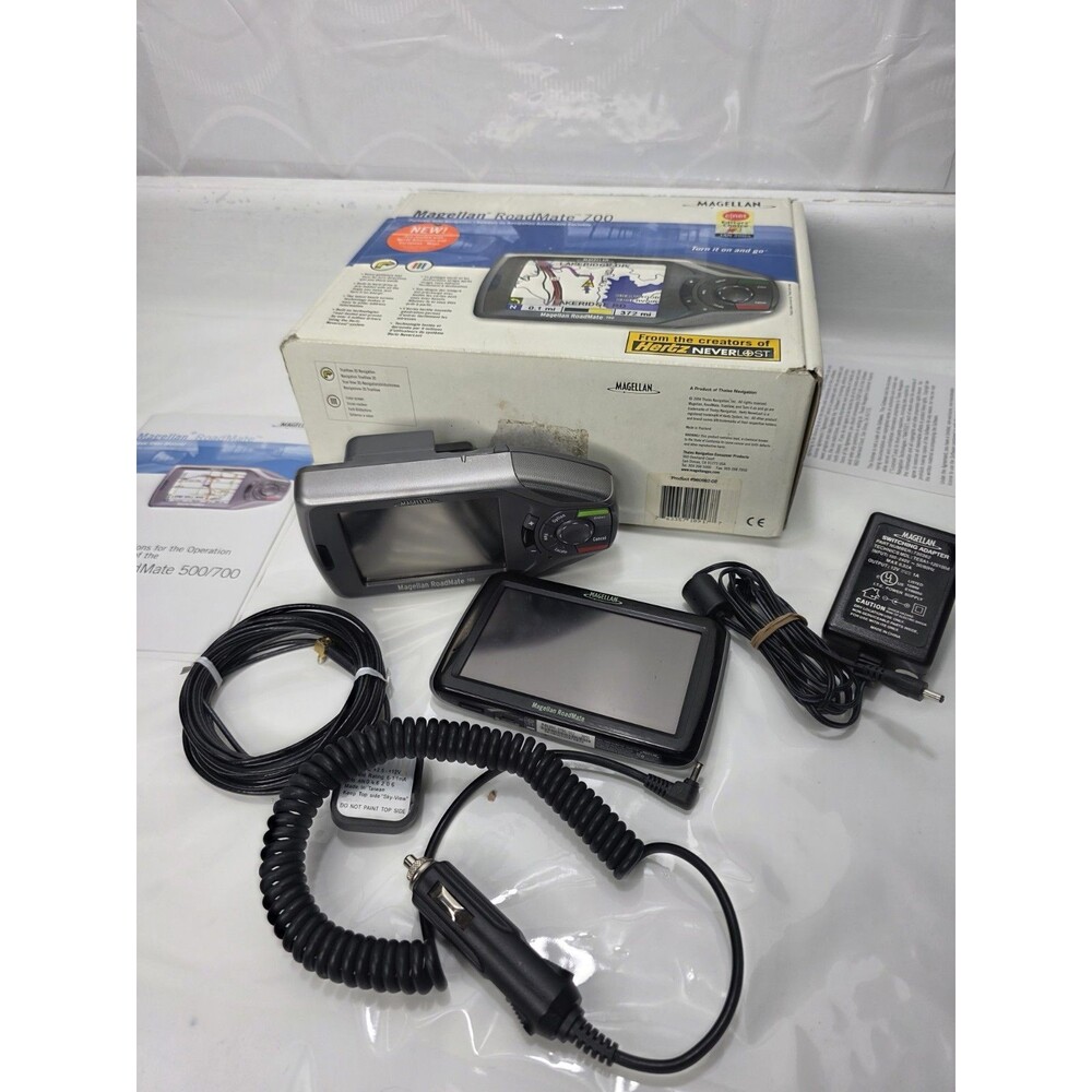Magellan RoadMate 700 Car Portable GPS Navigator Bundle  US &Canada Map